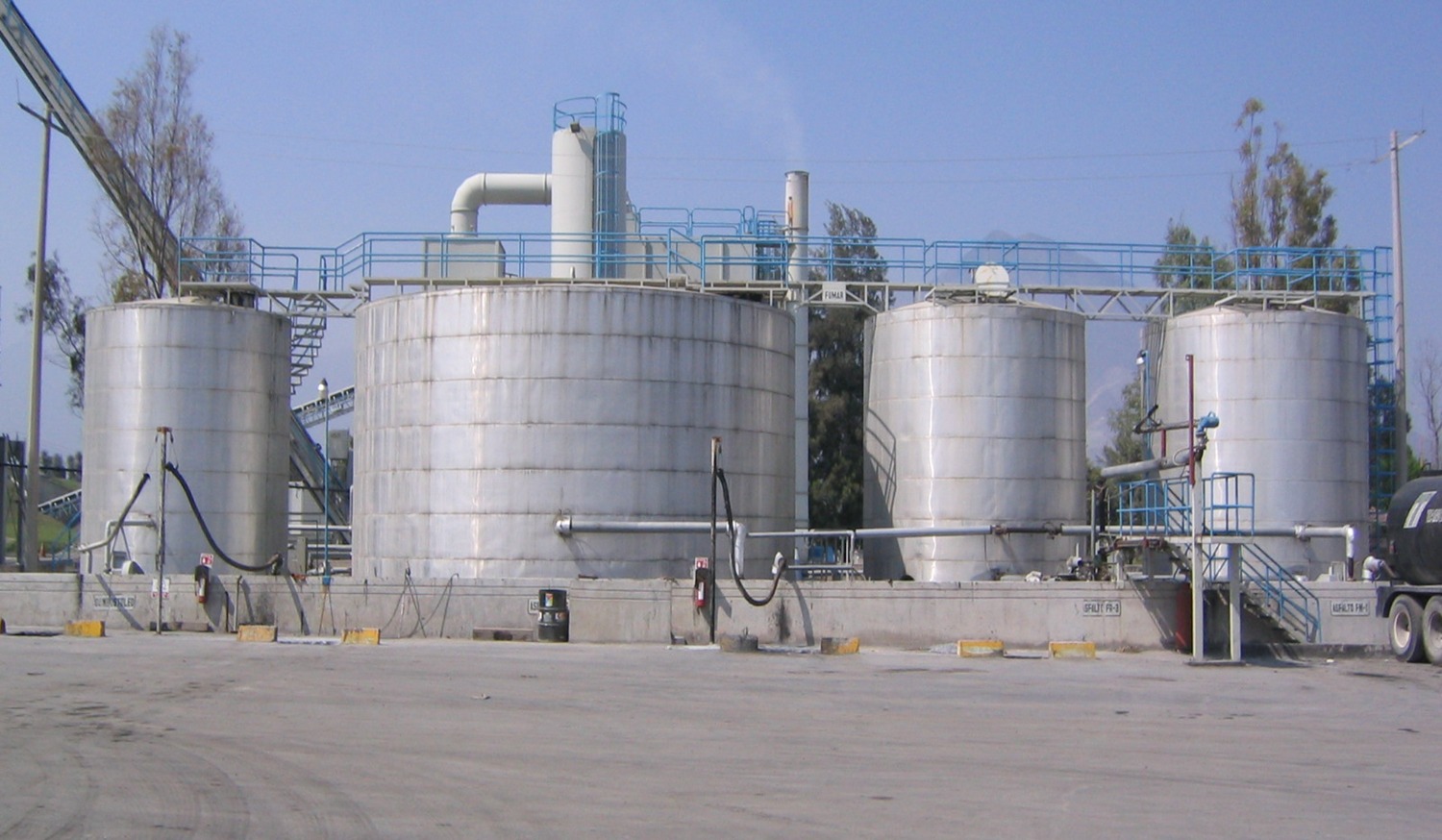 Tanques de almacenamiento de asfaltos en la planta fija
